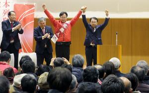 赤沢亮正経済産業相（右）も応援に訪れ、３００人ほどが集まった国定勇人（右から２人目）の演説会＝６日、新潟市西区