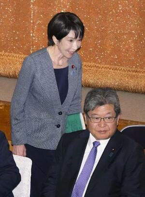 10月、自民党の両院議員懇談会に先立って開かれた両院議員総会に臨む高市総裁。手前は萩生田幹事長代行=東京・永田町の党本部
