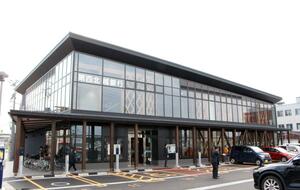 「ＺＥＢ」認証を取得し、開店した第四北越銀行の新津支店・新津中央支店＝新潟市秋葉区