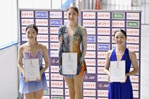 女子で優勝した住吉りをん(中央)。左は2位の中井亜美、右は3位の青木祐奈=東京辰巳アイスアリーナ
