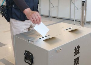 知事選で投じられる１票。最終的な投票率がどうなるか各陣営は注視する＝新潟市東区