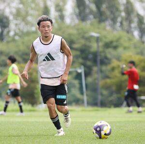 第26節川崎戦で先制点の起点となったMF小原基樹=聖籠町