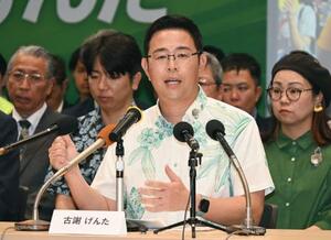 沖縄県知事選に正式に出馬表明した古謝玄太氏=23日午後、那覇市
