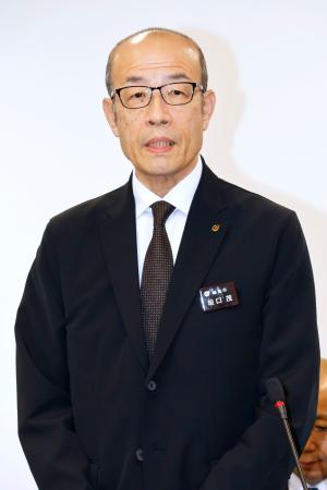 記者会見する石川県輪島市の坂口茂市長=27日午前、輪島市役所