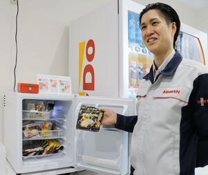 エアマンが導入した総菜宅配「オフィスおかん」の冷蔵庫。会社の一部負担により総菜が100円で購入できる=燕市
