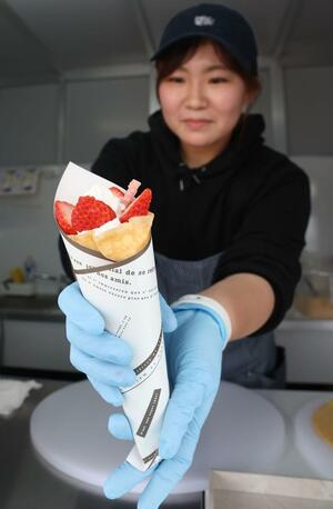 かわかみ農園のイチゴ「越後姫」を使ったクレープ=長岡市栖吉町の市営スキー場