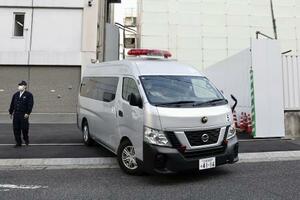 送検のため、留置施設を出るプロ野球広島の選手羽月隆太郎容疑者を乗せた車=29日午前9時22分、広島市中区