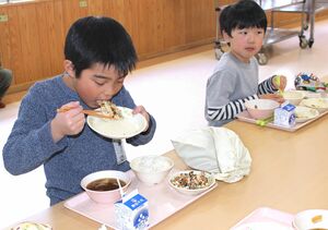 特産の促成山菜を使った給食を味わう湯之谷小の児童=魚沼市七日市新田