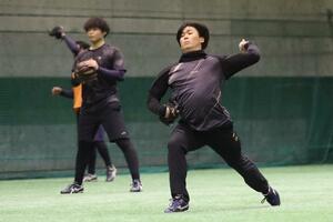 2月1日のキャンプインを前に自主トレを行う選手たち=エコスタ