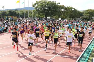 県内外の約1800人が健脚を競った越後妙高コシヒカリマラソン=12日、妙高市の新井総合公園陸上競技場