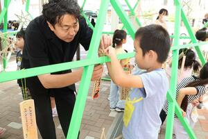 願い事を書いた竹短冊を飾り付ける園児ら=田上町原ケ崎新田