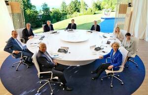 　Ｇ７サミットが開幕し、夕食会に臨む（右端から時計回りに）高市首相、ＥＵのフォンデアライエン欧州委員長、ＥＵのコスタ大統領、ドイツのメルツ首相、スターマー英首相、トランプ米大統領、フランスのマクロン大統領、カナダのカーニー首相、イタリアのメローニ首相＝１５日、フランス東部エビアン（共同）
