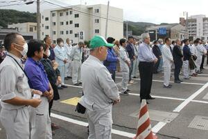 県内の候補者の街頭演説に集まった建設業関係者ら=10月16日