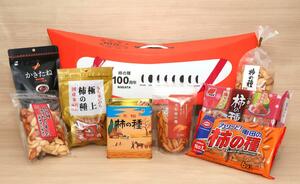 特徴的な箱に県内の柿の種メーカー8社の人気商品が入った記念ボックス