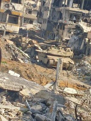 　２６日、ガザ北部ガザ市で、人質の遺体を捜す作戦を続けるイスラエル軍の車両（ゲッティ＝共同）