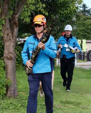 秋田県横手市の住宅街近くで行われたクマへの銃の使用手順を確認する研修会に参加したハンター=22日午後
