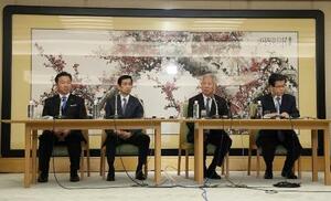 皇族数確保策に関する全体会議終了後、記者会見する森英介衆院議長(中央右)ら=5月、衆院議長公邸