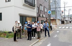 かつて遊郭があった跡地を巡る参加者=5月6日、新潟市中央区本町通14