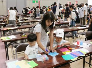 つばさんまつりで「燕三条がこんなまちになったらいいな」と未来の想像を書く参加者=三条市須頃1