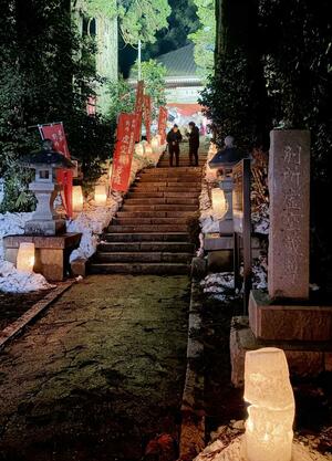 雪灯籠の明かりが照らす中、多くの人が訪れた別所虚空蔵尊の例祭＝五泉市別所