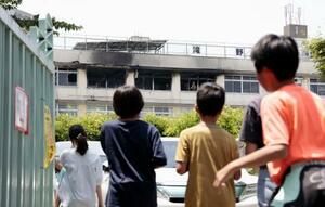 火災があった東京都北区立滝野川第三小=19日午後0時22分