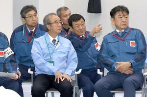 柏崎刈羽原発の運転訓練センターで稲垣武之所長（右から２人目）から説明を受ける花角英世知事。右端は東京電力の小早川智明社長＝１４日、刈羽村