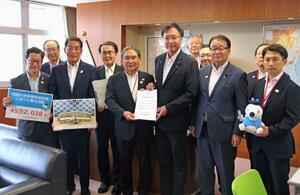 国交省を訪れ、要望書を手渡す四国新幹線整備促進期成会の長井啓介会長(中央左)ら=21日午後