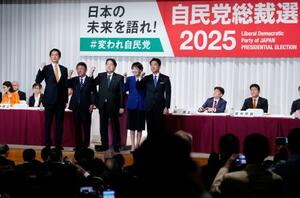 自民党総裁選の所見発表演説会を終え写真に納まる(左から)小林元経済安保相、茂木前幹事長、林官房長官、高市前経済安保相、小泉農相=22日午後2時18分、東京・永田町の党本部