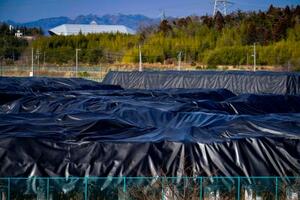 　中間貯蔵施設の中には汚染され除染によって集められた土砂などの山が黒いシートに覆われていた