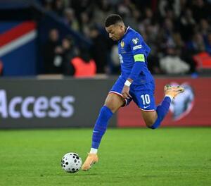　ウクライナ戦でプレーするフランス代表のエムバペ＝１３日、パリ（ゲッティ＝共同）