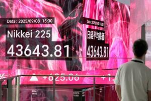 日経平均株価の終値4万3643円81銭を示す電光表示=8日午後、東京都中央区