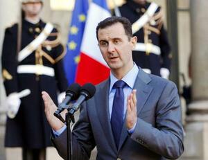 パリで演説するシリアのアサド大統領(当時)=2010年12月(AP=共同)