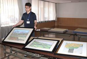 販売を始めた岡田清和さんのはり絵=妙高市上町
