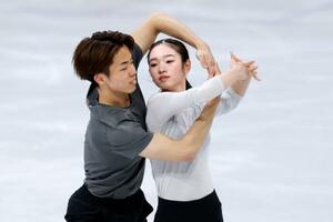 公式練習で調整するペアの長岡柚奈(右)、森口澄士組=ミラノ(共同)