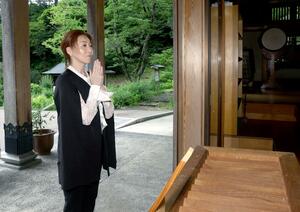 上杉謙信の菩提寺である林泉寺を訪れた越乃リュウさん=7月16日、上越市中門前