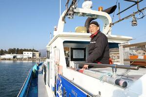 「船上からの景色に癒やされ、『今日一日良かったな』と言ってもらいたい」と話す作十丸の船長、五十嵐利男さん=3月上旬、長岡市の寺泊港
