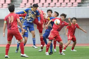 新潟明訓-開志学園JSC 後半、守備をかためる新潟明訓の選手たち=11月10日、デンカビッグスワン