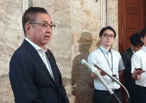 国会内で記者の質問に答える、日本維新の会の遠藤国対委員長=20日午後