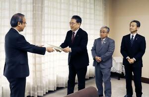 花角英世知事(左)に要望書を手渡す県道路整備協会会長の関口芳史・十日町市長(中央)、県河川協会会長の田村正幸・湯沢町長(右から2人目)、県治水砂防協会副会長の井畑明彦・胎内市長(右)=1月30日、県庁