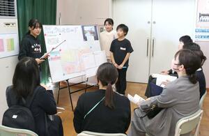 豪雨時の行動を考える大島小の児童と三条市内の教職員=三条市代官島