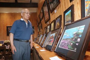 切り絵の作品展を開いている平松武さん=新潟市東区東明4