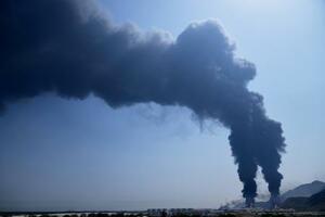 　イランの無人機を迎撃後、破片が落ちた石油施設から立ち上る煙＝１４日、アラブ首長国連邦（ＵＡＥ）・フジャイラ（ＡＰ＝共同）