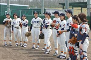 新たに創部された新潟医福大女子野球部＝４月８日、新潟市北区