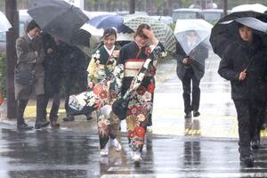 荒天の中、「二十歳のつどい」会場に向かう晴れ着姿の参加者＝１月１１日、新潟市中央区