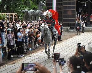 金峯神社で行われた流鏑馬神事=15日、長岡市西蔵王2