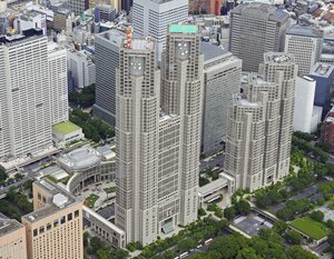 東京都庁舎＝６月、東京都新宿区