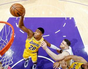 　サンダー戦でシュートを狙うレーカーズの八村（２８）＝ロサンゼルス（ＮＢＡＥ・ゲッティ＝共同）