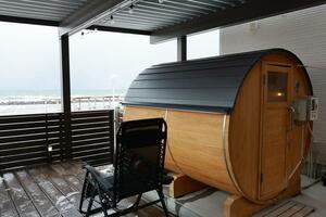 たる型のバレルサウナを設置している「BLUE BASE SENAMI」=村上市瀬波温泉2