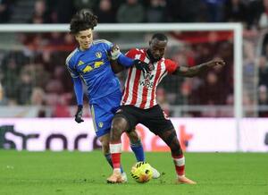 サンダーランド戦で前半31分からプレーしたリーズの田中碧(左)=28日(ロイター=共同)