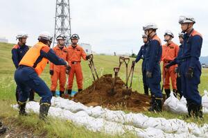 水害時対応の基礎を学ぶ若手隊員=長岡市信濃2